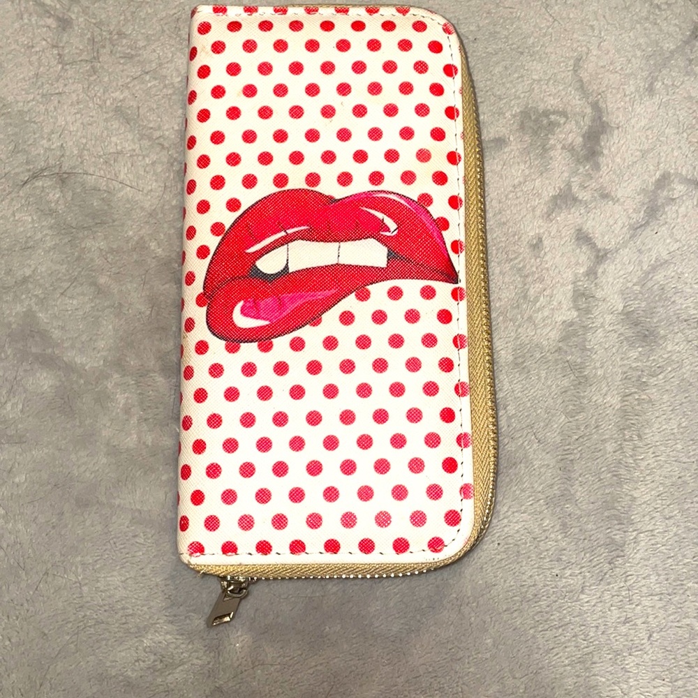 Super cute wallet.